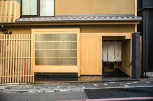 京都Miru Kyoto Gion的一座带两扇门的建筑