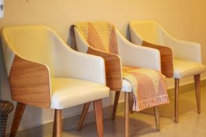 弗洛里亚诺波利斯Costa Solar Lagoa的房间里的四把椅子排成一排