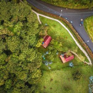 麦德林Chalets en Santa Elena en medio del Bosque的两栋房屋和一条道路的地盘景