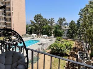 洛杉矶Luxury Beverly Hills 24 Hour Security Home 2 Bedrooms Perfect Location的阳台享有游泳池的景致。