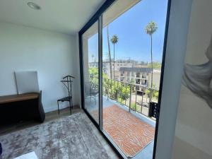 洛杉矶Luxury Beverly Hills 24 Hour Security Home 2 Bedrooms Perfect Location的客房设有滑动玻璃门和阳台