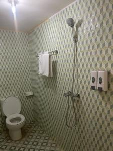 珀尼达岛Kelingking Tatakan Bungalow的一间带卫生间和淋浴的浴室。