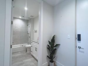 西棕榈滩Luxe & cozy 3Beds,2rooms,EV Gym Near Beaches&Downtown WPB的白色的浴室设有卫生间和淋浴。