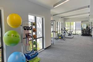 西棕榈滩Luxe & cozy 3Beds,2rooms,EV Gym Near Beaches&Downtown WPB的健身房设有健身器材