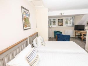 法拉盛Quarry Cottage的酒店客房配有两张床和一张书桌