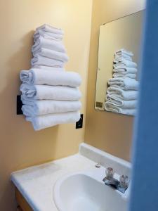 苏圣玛丽格伦维尤别墅酒店的一间带水槽和一叠毛巾的浴室