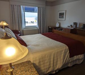 拉拜21号宾馆的酒店客房设有床和窗户。