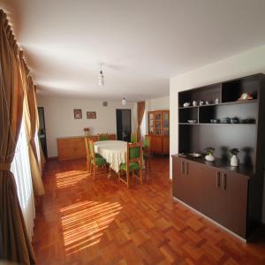 苏克雷Departamento céntrico - 3 habitaciones的厨房以及带桌椅的用餐室。