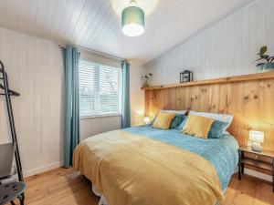 WillingtonHeather Lodge的一间卧室配有一张蓝色和黄色的大床