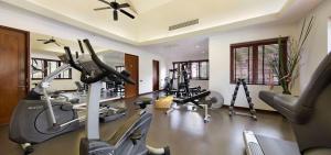 利巴诺伊Baan Tao Talay - by Sublime Samui Villas的健身房设有数台跑步机和有氧运动器材