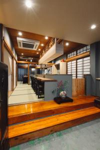 松本Mitsubikiya的一间带厨房的客厅和一间餐厅
