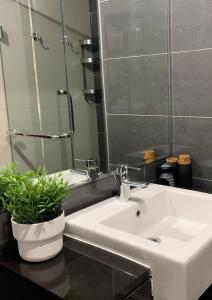 阿布扎比Modern Coastal Retreat的浴室设有白色水槽和镜子