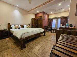焦特布尔Khamma Heritage的一间卧室配有一张床和一张书桌