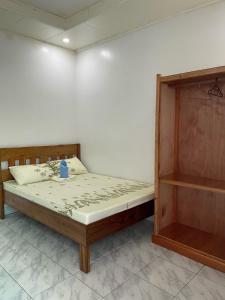 圣维森特Dhong and Eden Home的一间卧室配有一张床和一个木制橱柜