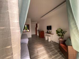 邦劳Bella Napoli Resort & Resto的带沙发和窗户的客厅