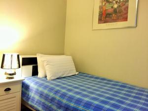 华欣华欣F403度假公寓的一间小卧室,配有蓝色和白色的床和一盏灯