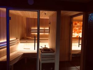 拉夏贝尔德邦达Terra-Beka Lodge的一间室内带长凳的桑拿浴室