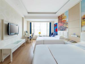 义乌义乌领尚酒店 的酒店客房设有两张床和一台平面电视。