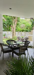 爱妮岛Calao Villa, Solar Villa 2 rooms with Private Pool的庭院里一组桌椅
