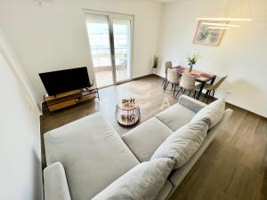 都拉斯Nicolas 618的客厅配有白色的沙发和桌子