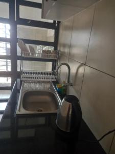 内罗毕Oasis comfort的厨房内的厨房水槽配有水龙头