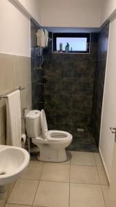 内罗毕Oasis comfort的一间带卫生间、水槽和窗户的浴室