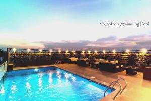 迈索尔Roopa Elite的屋顶上的游泳池
