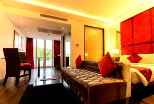 迈索尔Roopa Elite的客厅配有沙发和1张床