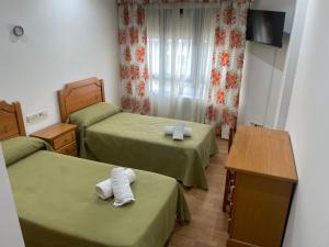 帕德隆Camiño Portugues的酒店客房,配有两张带毛巾的床