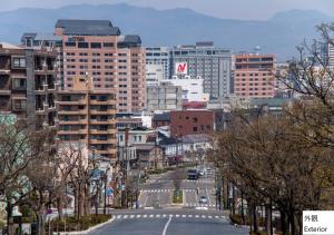 函馆La Vista Hakodate Bay Annex的一条城市街道,有建筑背景