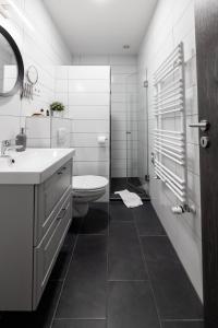 埃格尔Roomstore Studio Apartments的白色的浴室设有卫生间和水槽。