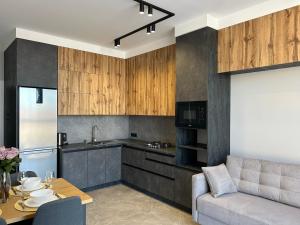 利沃夫EAvalonRestApartment的厨房以及带沙发和桌子的客厅。