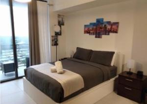 迈阿密5350 Park inn Suite的一间卧室设有一张大床和一个窗户。