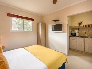 Naẖal Ya‘alonLotan Desert Travel Hotel的一间卧室配有一张黄色毯子床