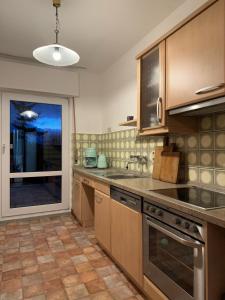 霍恩斯泰因Am Fuße zur Napoleonschanze的一个带不锈钢用具的厨房和一个大窗户