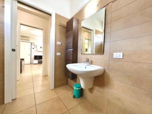 托尔博莱Apartment GardaBeBo的浴室设有水槽和墙上的镜子