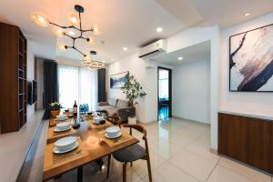胡志明市S Lux Apartment的用餐室以及带桌椅的起居室。