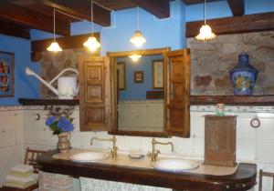 巴基奥Precioso caserío con jardín的一间带三个水槽和镜子的浴室