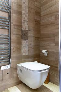 布西圣乔治Appartement proche DisneyLand et Paris的浴室设有白色卫生间和木墙