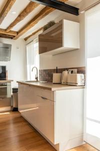 布西圣乔治Appartement proche DisneyLand et Paris的厨房配有白色橱柜和台面