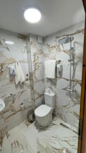 瓦尔纳彩色酒店的一间带卫生间和水槽的浴室