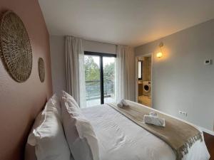安锡Le Mont-Veyrier, parking et vue的卧室配有白色的床和窗户