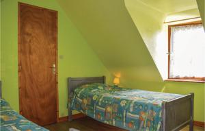 Pléhédel蒂格阿德度假屋的一间卧室配有一张床和一扇木门