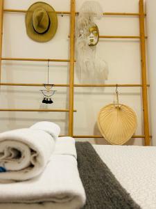 罗维尼Rooms & Apartments La Casa di Loreto的一间设有一张带毛巾和帽子的床的客房