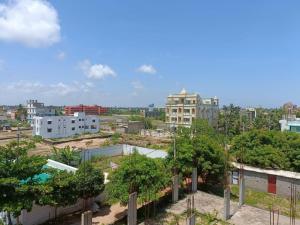 普里Goroomgo Silicon Residency Puri Near Sea Beach - Parking & Lift Facilities - Best Hotel in Puri的享有树木和建筑的城市美景