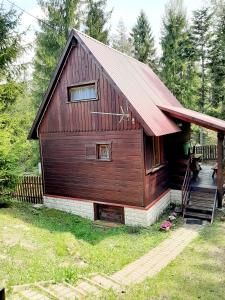GlinkaChatka Nad Strumieniem的一座大型木房子,设有红色屋顶