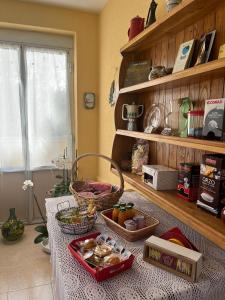 Degole murazze的厨房配有餐桌和食物