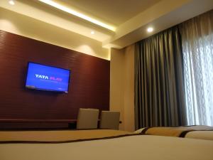 BaharampurGolden Retreat的酒店客房的墙上配有电视