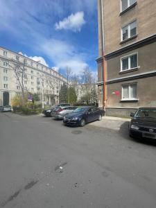 克拉科夫Friendly Apartment的停在大楼前的一排汽车