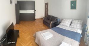 克拉科夫Friendly Apartment的一间卧室配有一张床和一把椅子